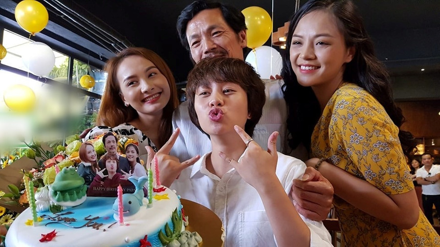 Cũng chịu cảnh mồ côi cha, Bảo Thanh bày tỏ sự day dứt, tiếc nuối. Cô viết: "Tôi muốn gửi tới cha mình ở trên thiên đường tình yêu thương vô bờ bến. Nỗi niềm nhung nhớ, sự ân hận, day dứt, tiếc nuối và cả những cái ôm thật chặt. Con xin gửi tới cha. Con yêu cha". Nữ diễn viên đăng kèm một bức tranh phác họa lại gia đình hạnh phúc của cô trong phim "Về nhà đi con". Cô từng tâm sự: "Mỗi lần thấy bố Trung Anh trên TV, tôi đều tưởng tượng đấy là bố tôi". Thu Quỳnh ám ảnh ký ức suýt chết đuối vì ngã xuống ao