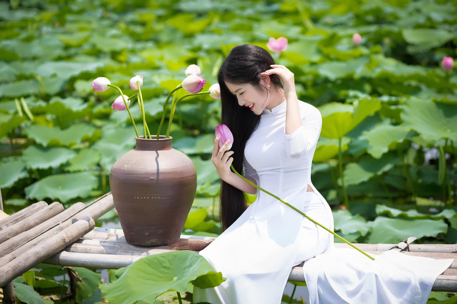 Chẳng cần khoe thân, loạt gái xinh này được khen hết lời khi chụp với sen ảnh 7 Chang can lam lo, khoe than, loat gai xinh duoc khen khi chup voi sen hinh anh 7