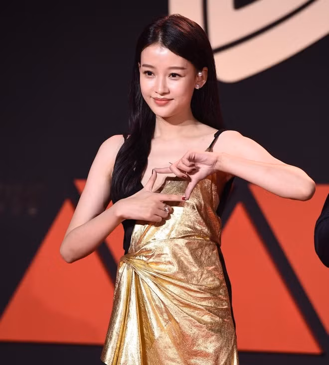 Nữ diễn viên Tôn Di khoe vai trần gợi cảm.