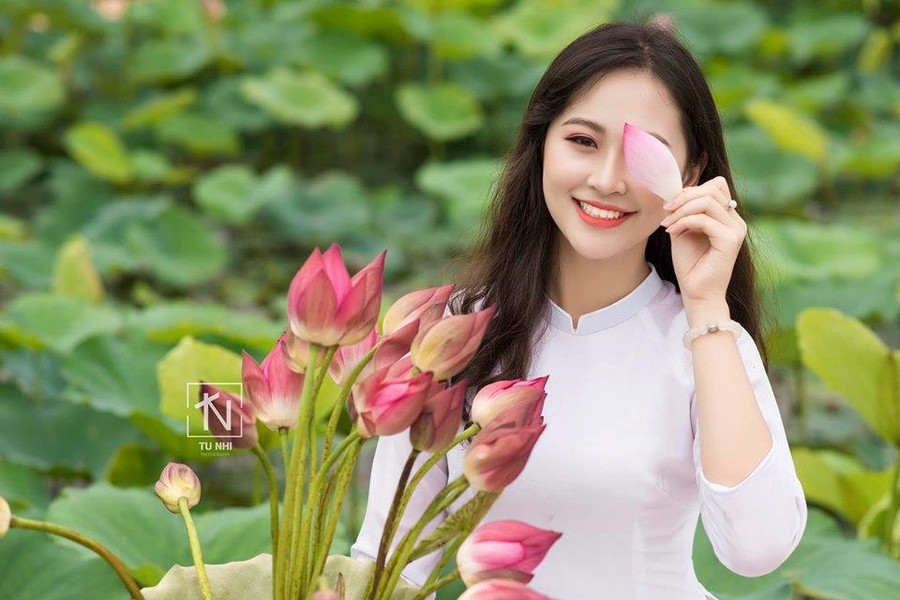 Chẳng cần khoe thân, loạt gái xinh này được khen hết lời khi chụp với sen ảnh 8 Chang can lam lo, khoe than, loat gai xinh duoc khen khi chup voi sen hinh anh 8