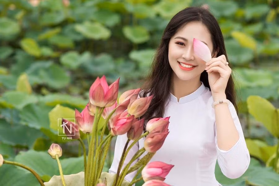Chang can lam lo, khoe than, loat gai xinh duoc khen khi chup voi sen hinh anh 8 
