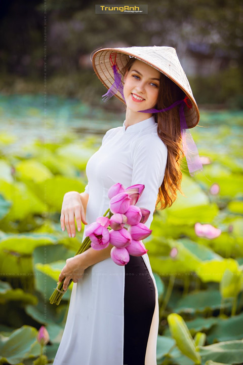 Chẳng cần khoe thân, loạt gái xinh này được khen hết lời khi chụp với sen ảnh 3 Chang can lam lo, khoe than, loat gai xinh duoc khen khi chup voi sen hinh anh 3