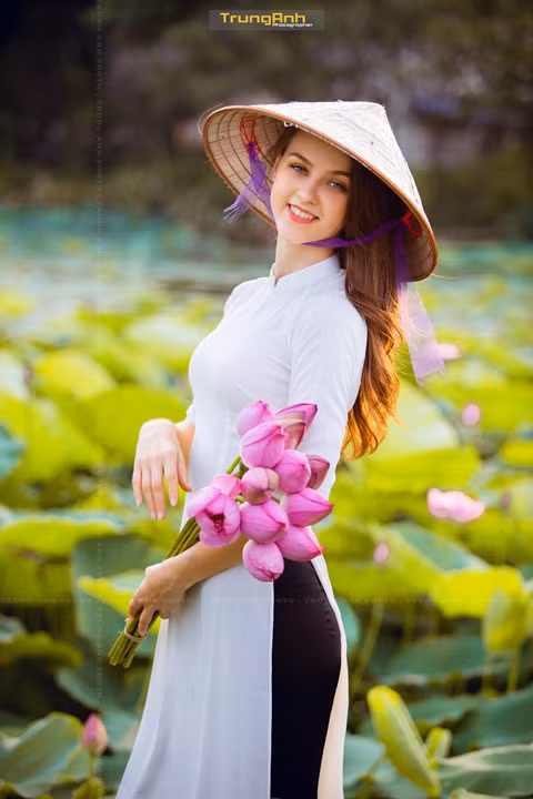 Chang can lam lo, khoe than, loat gai xinh duoc khen khi chup voi sen hinh anh 3 