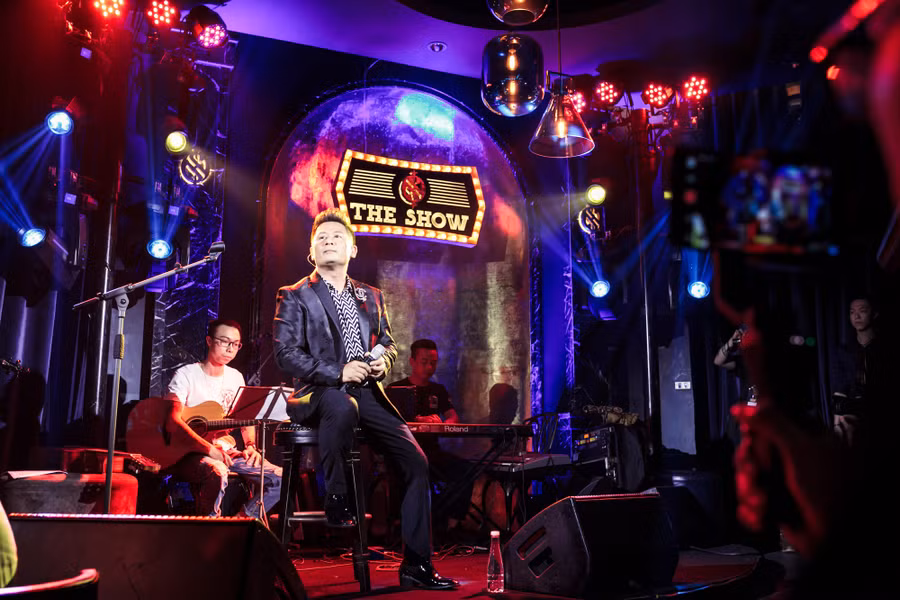 Bằng Kiều xúc động vì được tặng điếu cày trên sân khấu kỷ niệm 30 năm ca hát - Ảnh 7.