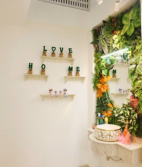 Chỗ rửa tay cũng được trang trí đẹp lung linh với những món đồ nhỏ xinh, đặc biệt bồn rửa được dát vàng. Ảnh: Ngoisao.net