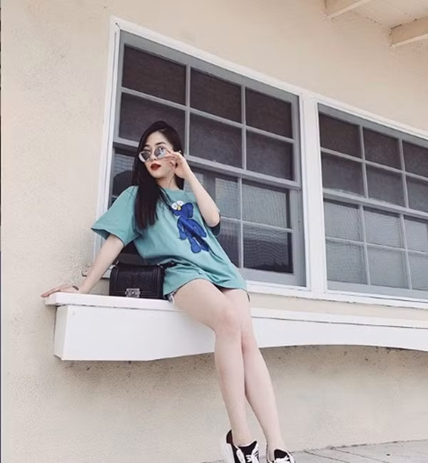 Hương Tràm chia sẻ hình ảnh trang phục năng động, trẻ trung