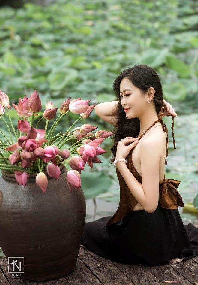 Chẳng cần khoe thân, loạt gái xinh này được khen hết lời khi chụp với sen ảnh 9 Chang can lam lo, khoe than, loat gai xinh duoc khen khi chup voi sen hinh anh 9