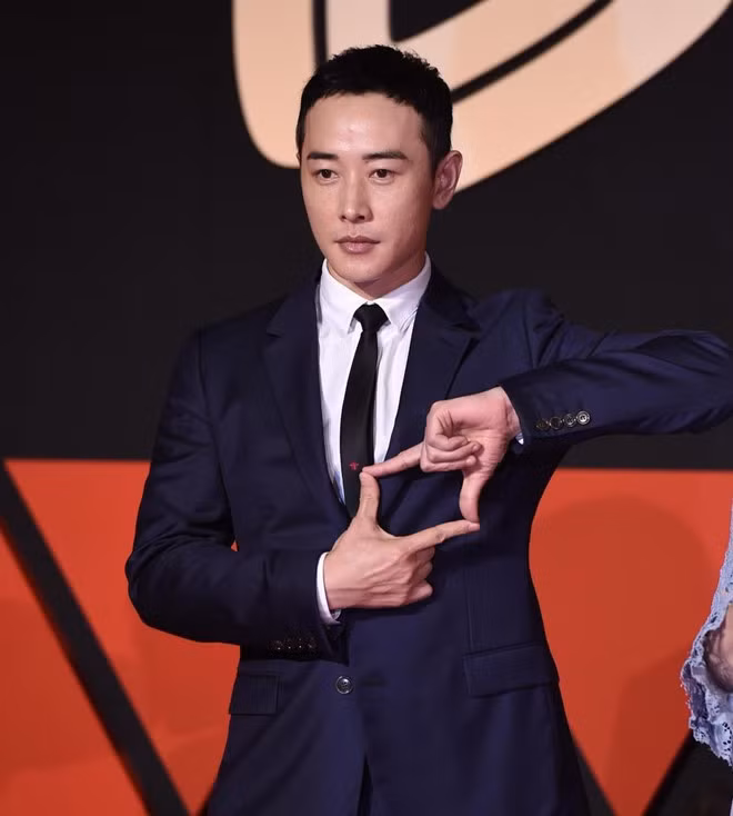 Nam diễn viên La Tấn đi dự sự kiện một mình. La Tấn vừa có vai diễn Dương Tiễn gây nhiều tranh cãi trong bộ phim Phong thần diễn nghĩa. Trong đó Dương Tiễn đem lòng yêu Đát Kỷ. Bộ phim nhận nhiều chỉ trích vì cải biên nội dung quá xa so với bản tiểu thuyết gốc. Hiện tại vợ anh là nữ diễn viên Đường Yên đang tham gia đóng phim Yến Vân Đài.