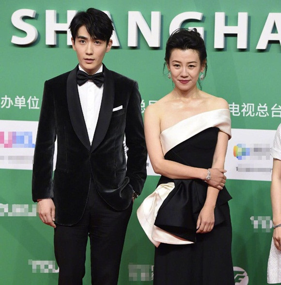 "Mỹ nhân Tân Cương" Đồng Lệ Á đẹp rực rỡ, lấn át bao đồng nghiệp trên thảm đỏ ảnh 7 Đồng Lệ Á, sao hoa ngữ, Hồ Ca, Diêu Thần