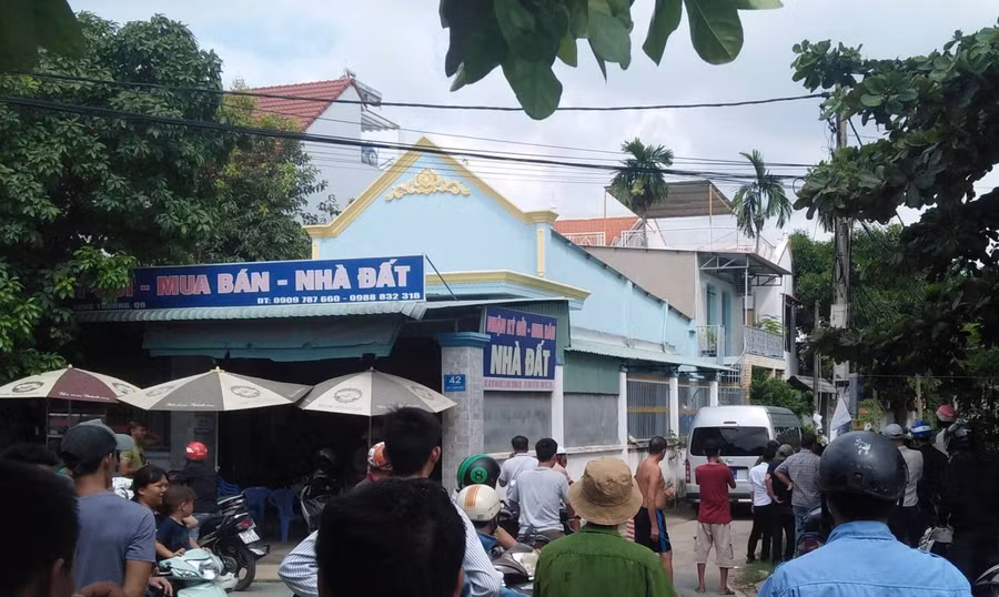 Đông đảo người dân đứng theo dõi công an phong tỏa hiện trường.