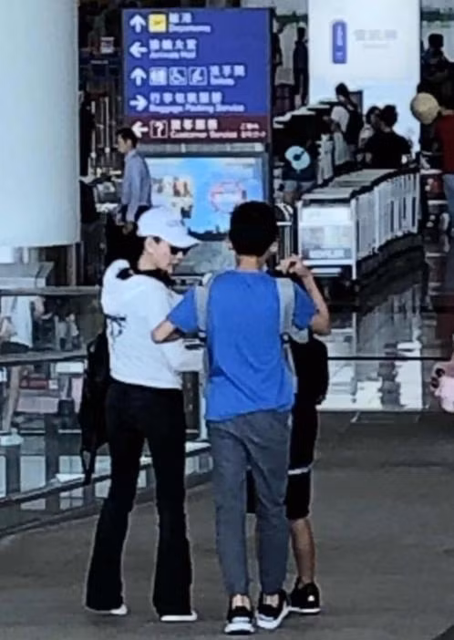 Trương Bá Chi đưa 2 con đi nghỉ mát, dân mạng ồ lên vì cậu bé Lucas mới 12 tuổi đã cao hơn mẹ