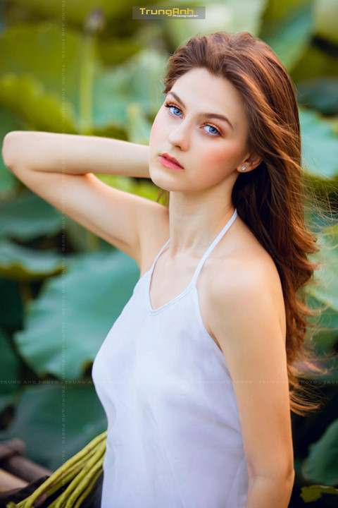 Chẳng cần khoe thân, loạt gái xinh này được khen hết lời khi chụp với sen ảnh 2 Chang can lam lo, khoe than, loat gai xinh duoc khen khi chup voi sen hinh anh 2