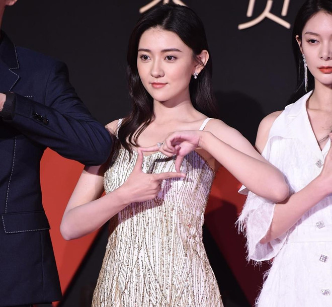 Nữ diễn viên trẻ Lương Khiết nổi lên từ bộ phim webdrama Song thế sủng phi. Lương Khiết có vẻ đẹp trẻ trung dễ mến, được đào tạo bài bản về diễn xuất tại trường Học viện Hí kịch Trung Ương. Mới đây, Lương Khiết tham gia bộ phim Tuyệt đại song kiêu bản làm lại năm 2018. Nữ diễn viên trẻ Lương Khiết nổi lên từ bộ phim webdrama Song thế sủng phi. Lương Khiết có vẻ đẹp trẻ trung dễ mến, được đào tạo bài bản về diễn xuất tại trường Học viện Hí kịch Trung Ương. Mới đây, Lương Khiết tham gia bộ phim Tuyệt đại song kiêu bản làm lại năm 2018.