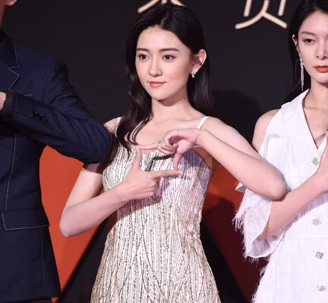 Nữ diễn viên trẻ Lương Khiết nổi lên từ bộ phim webdrama Song thế sủng phi. Lương Khiết có vẻ đẹp trẻ trung dễ mến, được đào tạo bài bản về diễn xuất tại trường Học viện Hí kịch Trung Ương. Mới đây, Lương Khiết tham gia bộ phim Tuyệt đại song kiêu bản làm lại năm 2018.