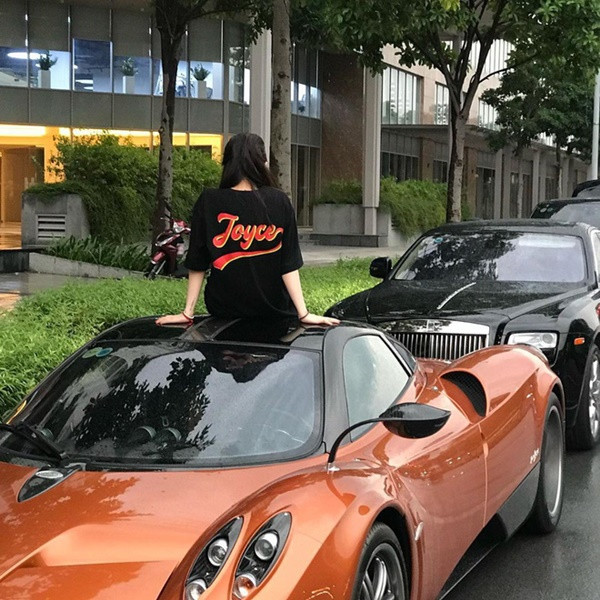 Đẳng cấp con gái đại gia Minh Nhựa: 20 tuổi tự sắm túi Chanel hơn 100 triệu, khoe siêu xe 80 tỷ nổi khắp Instagram ảnh 2 Đẳng cấp con gái đại gia Minh Nhựa: 20 tuổi tự sắm túi Chanel hơn 100 triệu, khoe nhẹ siêu xe và giày hiệu cũng đủ nổi khắp Instagram-2