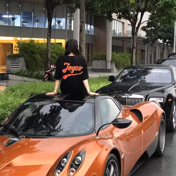 Đẳng cấp con gái đại gia Minh Nhựa: 20 tuổi tự sắm túi Chanel hơn 100 triệu, khoe nhẹ siêu xe và giày hiệu cũng đủ nổi khắp Instagram-2