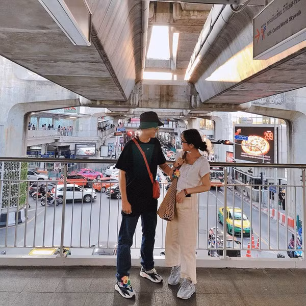 Đẳng cấp con gái đại gia Minh Nhựa: 20 tuổi tự sắm túi Chanel hơn 100 triệu, khoe nhẹ siêu xe và giày hiệu cũng đủ nổi khắp Instagram-11