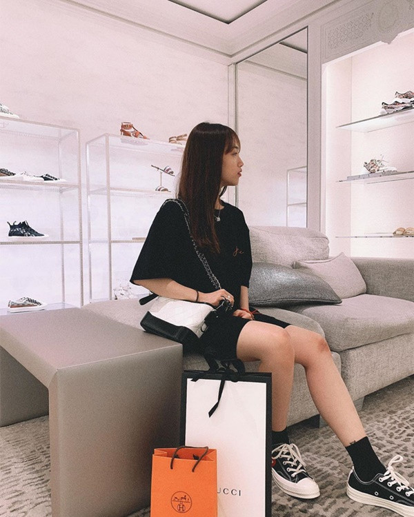 Đẳng cấp con gái đại gia Minh Nhựa: 20 tuổi tự sắm túi Chanel hơn 100 triệu, khoe siêu xe 80 tỷ nổi khắp Instagram ảnh 7 Đẳng cấp con gái đại gia Minh Nhựa: 20 tuổi tự sắm túi Chanel hơn 100 triệu, khoe nhẹ siêu xe và giày hiệu cũng đủ nổi khắp Instagram-7