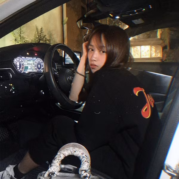 Đẳng cấp con gái đại gia Minh Nhựa: 20 tuổi tự sắm túi Chanel hơn 100 triệu, khoe nhẹ siêu xe và giày hiệu cũng đủ nổi khắp Instagram-5