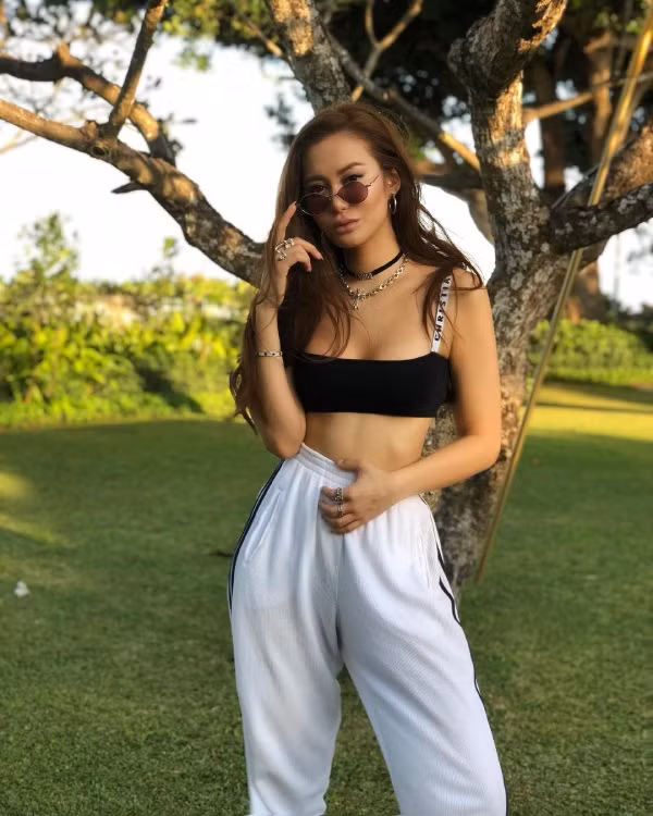 thoi trang hang hieu cua con ty phu bat dong san hong kong hinh anh 9