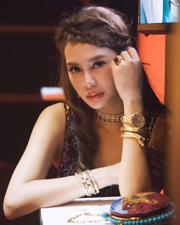 thoi trang hang hieu cua con ty phu bat dong san hong kong hinh anh 8