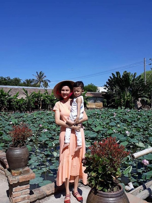 Cuộc sống trái ngược của 2 chân dài rời công ty Vũ Khắc Tiệp ảnh 5 Cuộc sống trái ngược của 2 chân dài rời Công ty của Vũ Khắc Tiệp