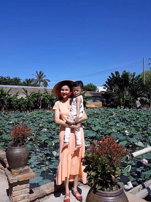 Cuộc sống trái ngược của 2 chân dài rời công ty Vũ Khắc Tiệp ảnh 5 Cuộc sống trái ngược của 2 chân dài rời Công ty của Vũ Khắc Tiệp