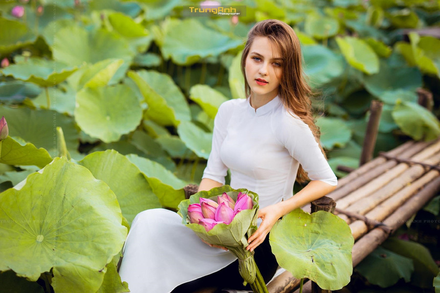 Chẳng cần khoe thân, loạt gái xinh này được khen hết lời khi chụp với sen ảnh 1 Chang can lam lo, khoe than, loat gai xinh duoc khen khi chup voi sen hinh anh 1