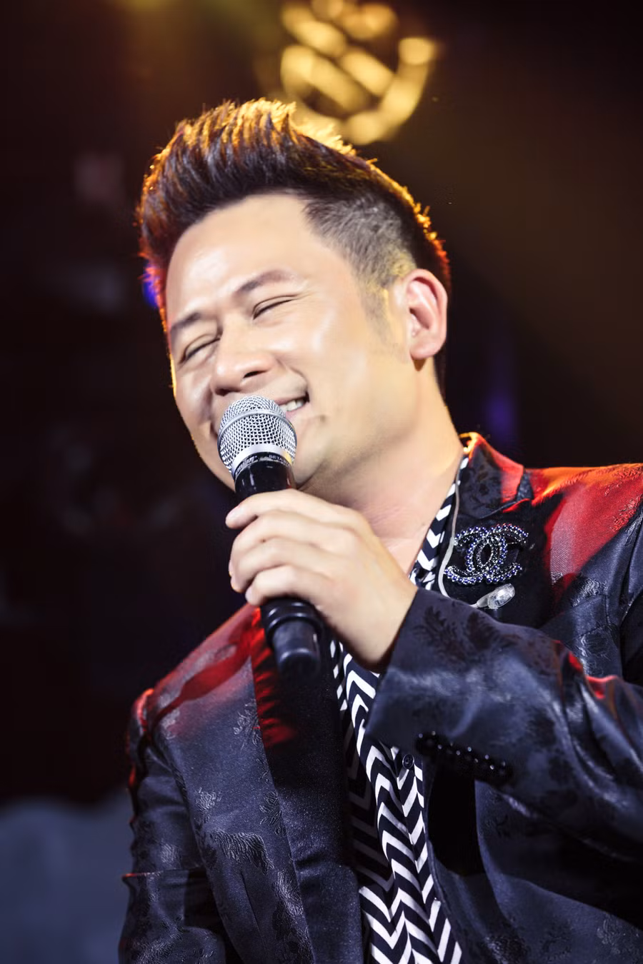 Bằng Kiều xúc động vì được tặng điếu cày trên sân khấu kỷ niệm 30 năm ca hát - Ảnh 2.