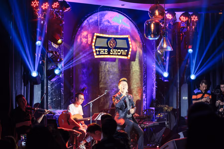 Bằng Kiều xúc động vì được tặng điếu cày trên sân khấu kỷ niệm 30 năm ca hát - Ảnh 3.