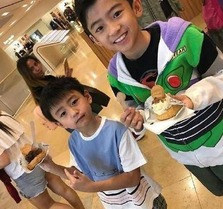 Trương Bá Chi đưa 2 con đi nghỉ mát, dân mạng ồ lên vì cậu bé Lucas mới 12 tuổi đã cao hơn mẹ