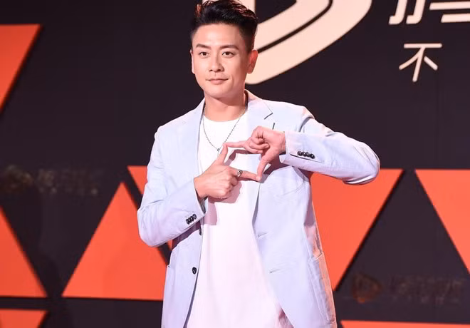 Nam diễn viên điển trai Huỳnh Tông Trạch lịch lãm với bộ vest trắng. Trước đó, anh thường gây sốc với những trang phục thảm đỏ quái dị.