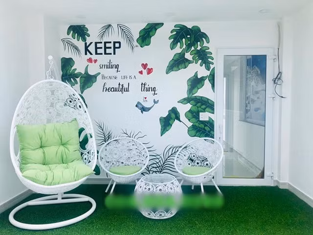  Trên nền không gian trắng, Vũ Hoàng Việt vẽ nên một bức trang màu xanh cộng hưởng với bộ bàn ghế tinh tế như ở các khu nghỉ dưỡng sang trọng tạo cảm giác thoáng đãng, thoải mái. Đây là nơi anh lên thư giãn, ngắm cảnh từ trên cao. 