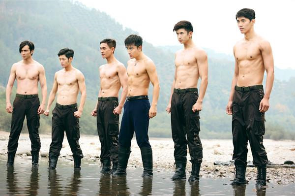 Dù chỉ đóng vai phụ, Cao Vỹ Quang (ngoài cùng bên trái) vẫn nhận được sự yêu mến nồng nhiệt của khán giả. Ngoài ra, việc xuất hiện cùng dàn sao đình đám như Trần Kiều Ân, Giả Nãi Lượng, Huỳnh Tông Trạch... cũng giúp anh nâng cao danh tiếng. My nam cao 1,91 m tu shipper giao hang tro thanh tai tu noi tieng hinh anh 3