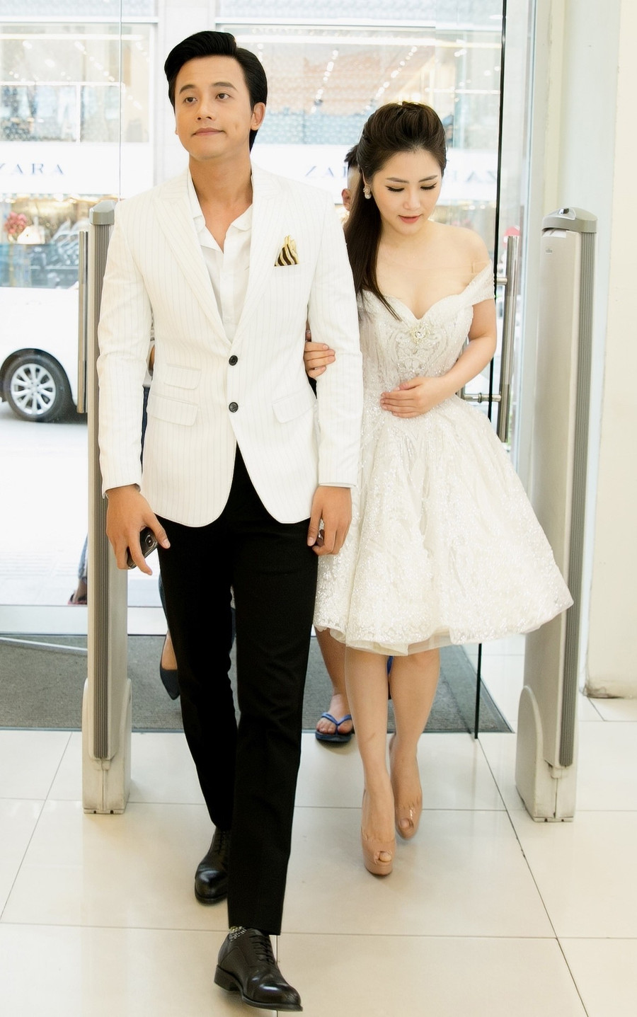 Rộ tin đồn Hương Tràm sang Mỹ để trốn chạy tình yêu với Mai Tài Phến ảnh 4 Rộ tin đồn Hương Tràm sang Mỹ là để trốn chạy tình yêu với Mai Tài Phến-4