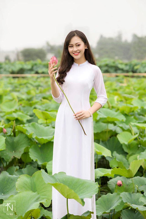 Chẳng cần khoe thân, loạt gái xinh này được khen hết lời khi chụp với sen ảnh 10 Chang can lam lo, khoe than, loat gai xinh duoc khen khi chup voi sen hinh anh 10