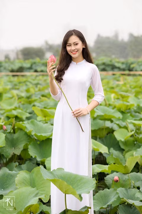 Chang can lam lo, khoe than, loat gai xinh duoc khen khi chup voi sen hinh anh 10 