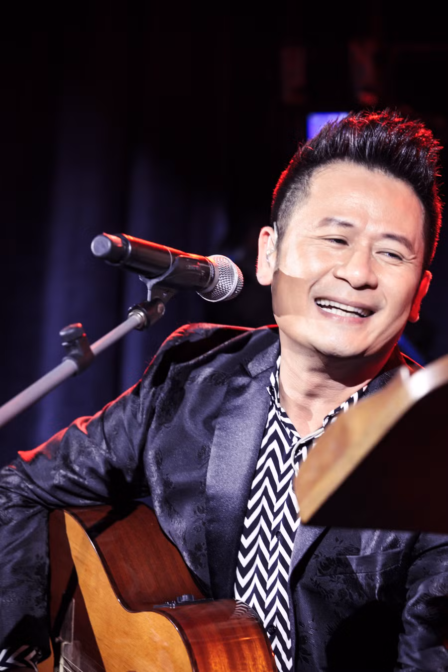 Bằng Kiều xúc động vì được tặng điếu cày trên sân khấu kỷ niệm 30 năm ca hát - Ảnh 6.