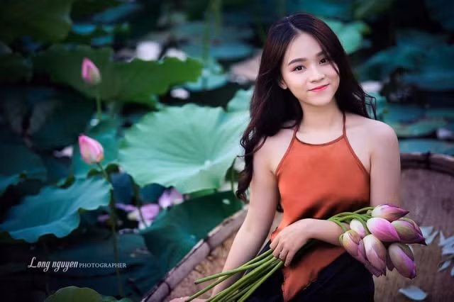 Chẳng cần khoe thân, loạt gái xinh này được khen hết lời khi chụp với sen