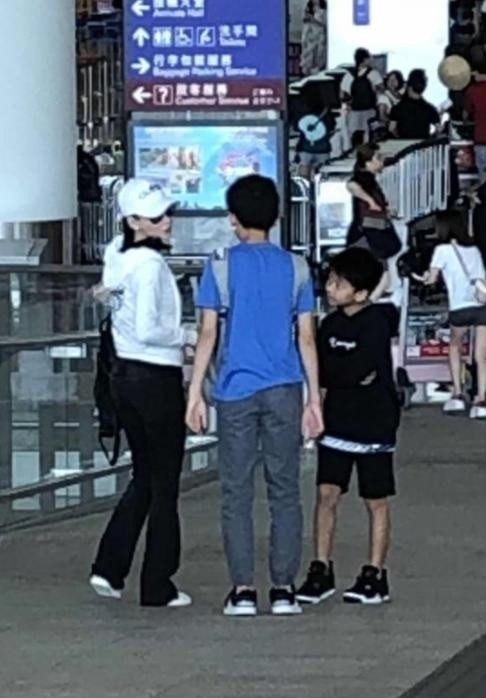 Trương Bá Chi đưa 2 con đi nghỉ mát, dân mạng ồ lên vì cậu bé Lucas mới 12 tuổi đã cao hơn mẹ