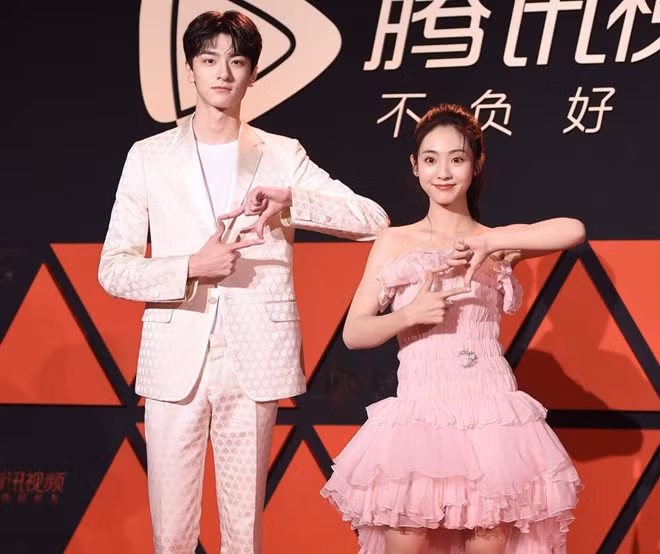 Cặp đôi đáng yêu trong bộ phim học đường Gửi thời thanh xuân ấm áp của chúng ta vừa gây sốt trong thời gian qua.