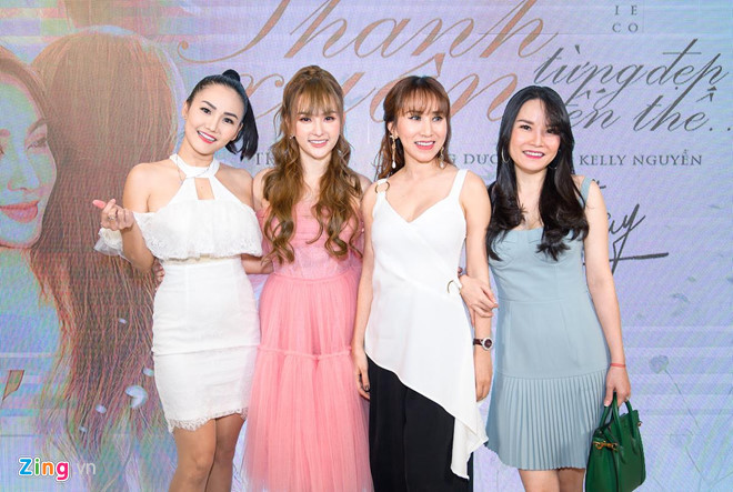 Thuý Anh, Ngọc Châu của nhóm Mây Trắng hội ngộ cùng Thu Thuỷ. "Mỗi người có công việc, cuộc sống riêng nhưng các thành viên của Mây Trắng vẫn dành cho nhau sự quan tâm và động viên khi cần", Thu Thủy cho hay. Ca si Thu Thuy cong khai yeu ban trai kem tuoi sau ly hon hinh anh 8