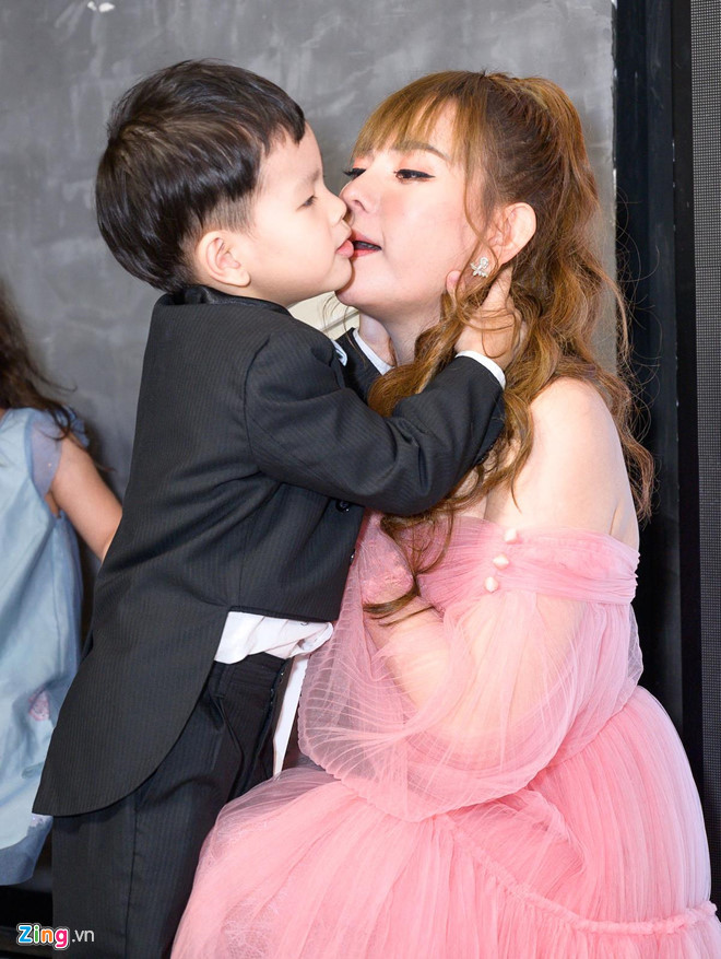 Nam diễn viên trẻ cũng không che giấu tình cảm của mình dành cho Thu Thủy. Anh kể: “Khi gặp Thủy, tôi biết cô ấy đang bị tổn thương và cần một ai đó chữa lành vết thương. Tôi muốn được chăm sóc và chia sẻ với cô ấy mỗi ngày. Có thể hiện tại, rào cản giữa chúng tôi vẫn còn, khó khăn không bao giờ hết nhưng chắc chắn tôi sẽ luôn đồng hành với cô ấy”. Ca si Thu Thuy cong khai yeu ban trai kem tuoi sau ly hon hinh anh 5