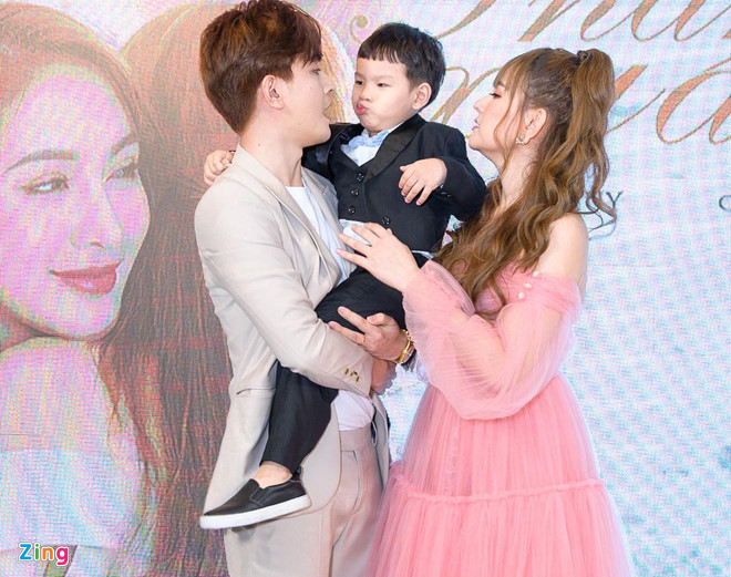 Thu Thủy cho biết cô cảm nhận được tình cảm Kin Nguyễn dành cho con trai. "Bây giờ, con trai tôi gọi anh ấy là cha luôn rồi. Tôi cảm thấy rất hạnh phúc”, cô nói. Ca si Thu Thuy cong khai yeu ban trai kem tuoi sau ly hon hinh anh 4