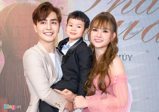 Ngay tại sự kiện, Thu Thủy đã rơi nước mắt, nghẹn ngào nói về tình yêu mới. Lần đầu, nữ ca sĩ xác nhận trước truyền thông đang hẹn hò Kin Nguyễn. Thu Thủy chia sẻ: “Thực sự, khi đến với Kin Nguyễn, tôi đã đắn đo rất nhiều. Tôi biết mình không còn quá trẻ để yêu như lúc ban đầu, không thể dành hết thời gian cho người yêu. Tôi còn có một đứa con trai, vì vậy khi chọn một người đàn ông, tôi muốn người ấy phải thương con mình". Ca si Thu Thuy cong khai yeu ban trai kem tuoi sau ly hon hinh anh 3