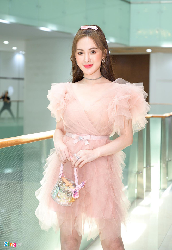 Kelly Nguyễn điệu đà với đầm hồng. Cô và Anh Thư cùng tham gia diễn xuất trong MV Thanh xuân từng đẹp đến thế. Ca si Thu Thuy cong khai yeu ban trai kem tuoi sau ly hon hinh anh 9