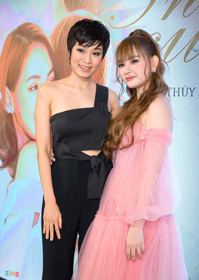 Đến chúc mừng Thu Thủy, có những đồng nghiệp thân thiết với cô như ca sĩ Minh Thư, các thành viên nhóm Mây Trắng, người mẫu Anh Thư... Ca si Thu Thuy cong khai yeu ban trai kem tuoi sau ly hon hinh anh 7