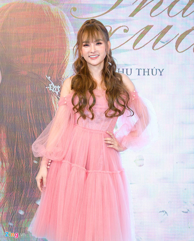 Trải qua cuộc hôn nhân đầu tan vỡ,Thu Thủy cho biết đã cân bằng được cảm xúc, cuộc sống. Nữ ca sĩ sẵn sàng trở lại với âm nhạc và nghệ thuật. Và đánh dấu cho các dự án âm nhạc năm 2019, Thu Thủy giới thiệu MVThanh xuân từng đẹp đến thế. Đây là ca khúc do nhạc sĩ Thanh Hưng viết dựa trên cảm xúc của anh và câu chuyện của nữ ca sĩ. Ca si Thu Thuy cong khai yeu ban trai kem tuoi sau ly hon hinh anh 1