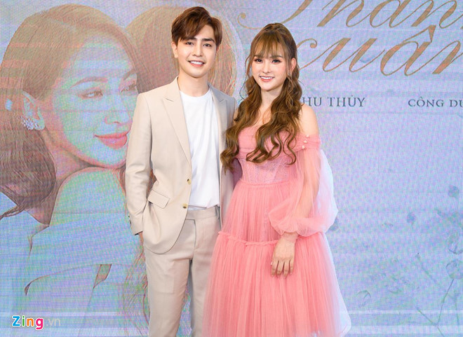 Nội dung MV kể về người phụ nữ dành cả thanh xuân và sự nghiệp để xây dựng tổ ấm. Trong khi cô toàn tâm toàn ý lo cho gia đình thì người đàn ông lại phũ phàng phá vỡ tất cả. Câu chuyện trong MV khiến khán giả liên tưởng đến cuộc đời của chính Thu Thủy. Nữ ca sĩ phủ nhận: "Đó là lát cắt về thân phận người phụ nữ mà mọi người có thể gặp rất nhiều trong cuộc sống. Quá khứ đã khép lại và tôi không muốn nhắc đến". Ca si Thu Thuy cong khai yeu ban trai kem tuoi sau ly hon hinh anh 2