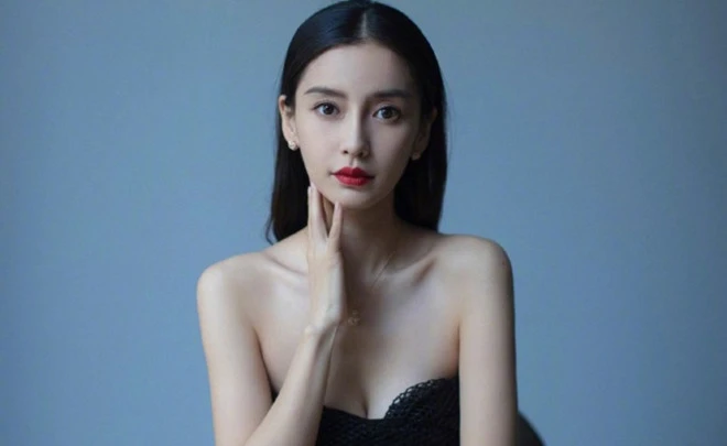 AngelaBaby hoảng loạn chạy khỏi khách sạn vì động đất lớn ở Tứ Xuyên